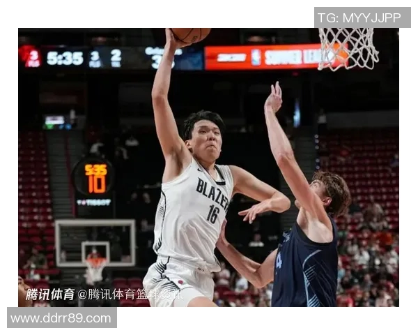 杨瀚森单手劈扣精彩瞬间劲爆全场为球队再添两分